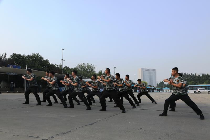 1532481362106977.jpg “南京市客運(yùn)保障大隊(duì)”隊(duì)員代表現(xiàn)場表演了隊(duì)列訓(xùn)練及軍體拳.JPG