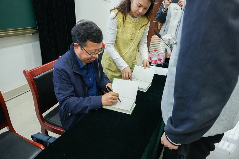 文學(xué)大家現(xiàn)場(chǎng)簽名.jpg 文學(xué)大家現(xiàn)場(chǎng)簽名.jpg