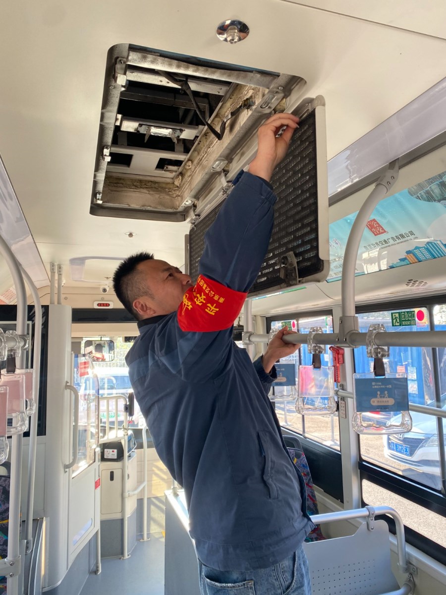 四隊(duì)駕駛員對車載空調(diào)和電池倉進(jìn)行清潔 (6).jpg